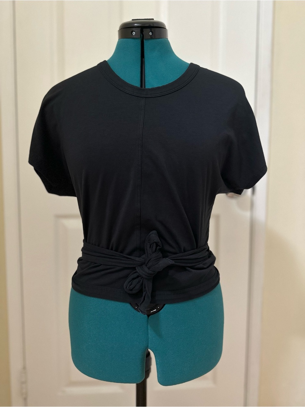 Lululemon It's A Tie Tee Cropped Wrap Shirt Black Sz 8 EUC $68 MSRP Pima Cotton - Picture 3 of 7